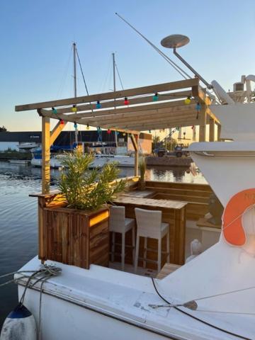 Exceptionnel Bateau Maison Reine Mathilde Ouistreham Exterior photo